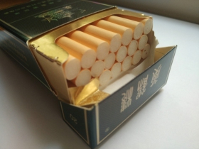 黄鹤楼(硬珍品)香烟小字版