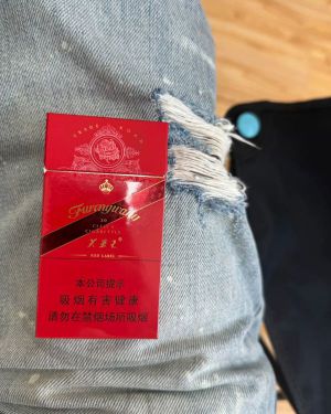 芙蓉王(硬红带细支)