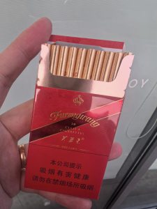 芙蓉王(硬红带细支)