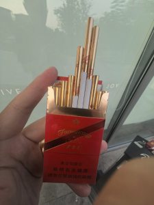 芙蓉王(硬红带细支)